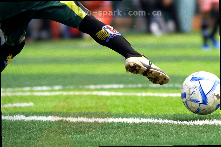 赛事数据编辑与内容协作的抽象场景，由网格、时间轴与数据面板构成